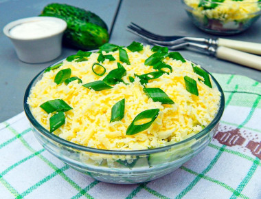 Салат с вареной колбасой, сыром и огурцом