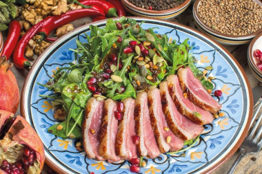 Салат с утиной грудкой гранатом и кедровыми орешками