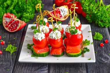 Канапе с красной рыбой на шпажках с творожным сыром