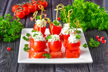 Канапе с красной рыбой на шпажках с творожным сыром
