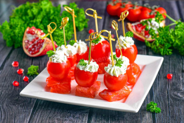 Канапе с красной рыбой на шпажках с творожным сыром