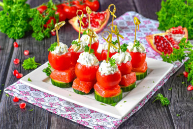 Канапе с красной рыбой на шпажках с творожным сыром