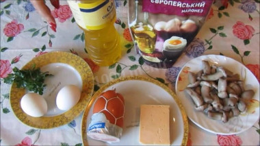 Рецепт - Салат с ветчиной, грибами, сыром и майонезом - Шаг 1 - Подготовить все ингредиенты. Ветчину можно брать любую, я использовала свиную ветчину. Грибы также можно брать любые, у меня лесные грибы рядовки, но с шампиньонами также очень вкусно. Яйца отварить и остудить.