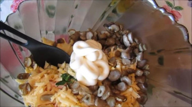 Рецепт - Салат с ветчиной, грибами, сыром и майонезом - Шаг 2 -  Яйца и твердый сыр натереть на крупной терке. Ветчину порезать мелкими кубиками. Грибы порезать мелко и обжарить на растительном масле. Все ингредиенты поместить в глубокий салатник, при необходимости слегка посолить, добавить майонез и все тщательно перемешать.
