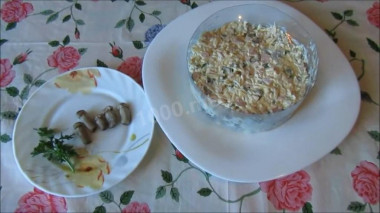 Рецепт - Салат с ветчиной, грибами, сыром и майонезом - Шаг 3 -  В кондитерское кольцо выкладываем салат и уплотняем его ложкой. Аккуратно снимаем кольцо и украшаем салат грибами и зеленью. Салат готов к подаче на стол.