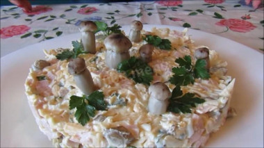 Рецепт - Салат с ветчиной, грибами, сыром и майонезом - Шаг 4 -  Салат с ветчиной, грибами и сыром готов! Приятного аппетита!