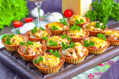 Жульен в тарталетках со сливками грибами и курицей в духовке