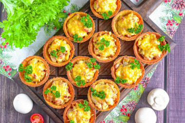 Жульен в тарталетках со сливками грибами и курицей в духовке