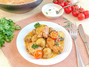 Картошка с куриным филе в сметанном соусе