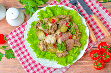 Куриная печень с солеными огурцами