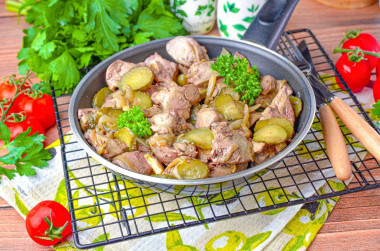 Куриная печень с солеными огурцами
