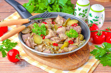 Куриная печень с солеными огурцами