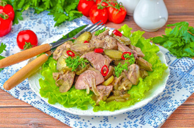 Куриная печень с солеными огурцами