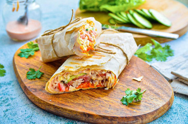Шаурма в лаваше с курицей