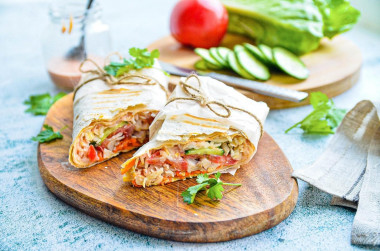 Шаурма в лаваше с курицей