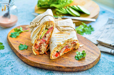 Шаурма в лаваше с курицей