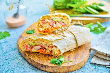 Шаурма в лаваше с курицей