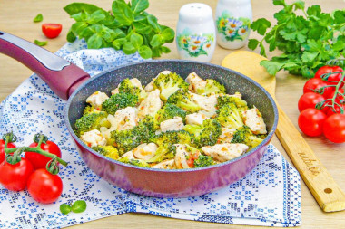 Брокколи с курицей на сковороде