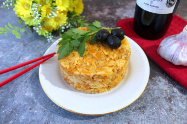 Тушеный рис с фаршем куркумой морковью и луком