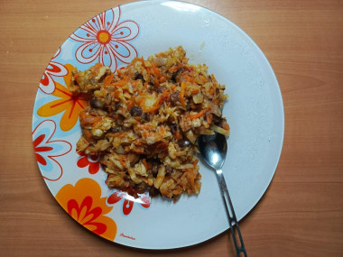 тушёная капуста с фасолью, курицей и яйцом