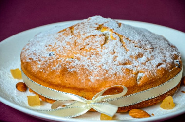 Кекс с начинкой из смеси сухофруктов и миндаля