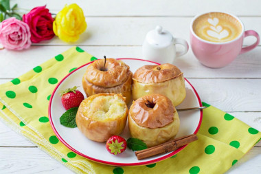 Запеченные яблоки с творогом в духовке