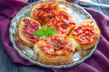 Жареные бутерброды с яйцом колбасой и сыром на сковороде