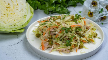 Летний салат из капусты и моркови с колбасой