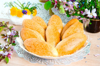 Пирожки с рисом зеленым луком и яйцом в духовке