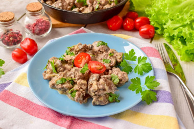 Куриная печень на сковороде со сметаной
