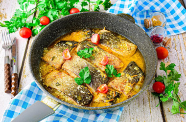 Горбуша в майонезе с луком и морковкой сочная