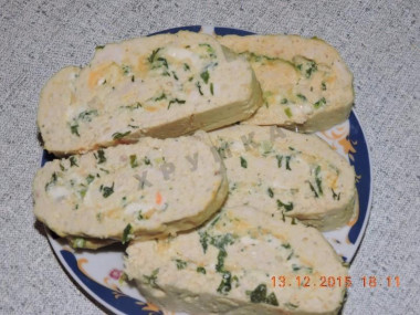 Рулет куриный с плавленым сыром чесноком зеленью