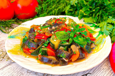 Соте из кабачков и баклажанов с овощами на сковороде