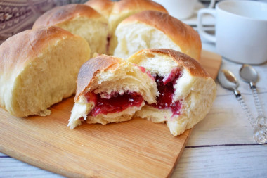 Булочки дрожжевые на молоке с малиновым повидлом