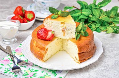 Творожная запеканка с изюмом и сметаной без муки и манки