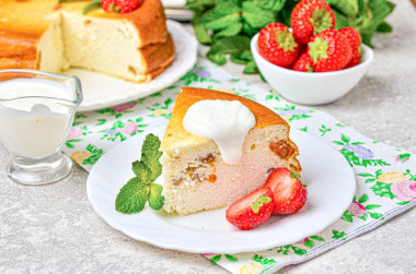 Творожная запеканка с изюмом и сметаной без муки и манки