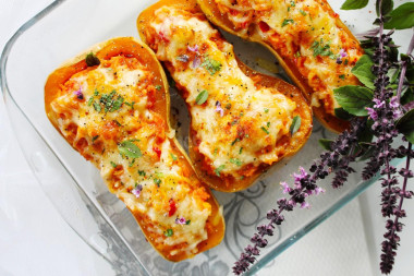 Мускатная тыква фаршированная пикантной курицей и рисом