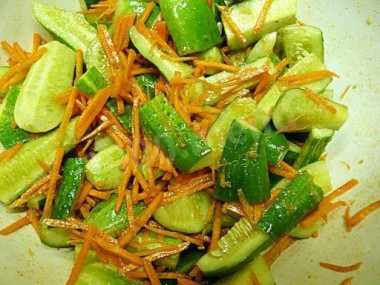 Морковные огурцы с уксусом чесноком сахаром по корейски