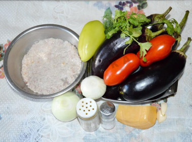 Рецепт - Мясные лодочки из баклажанов с болгарским перцем и сыром - Шаг 1 - Продукты для приготовления Баклажанных лодочек. Репчатый лук, чеснок очищены, все овощи и зелень вымыты. В этот раз я взяла фарш из нежирной свинины.