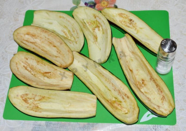 Рецепт - Мясные лодочки из баклажанов с болгарским перцем и сыром - Шаг 2 -  Баклажаны разрезаем пополам, мякоть удаляем. У нас получаются лодочки, которые мы и будем фаршировать. Затем солим их и так оставляем на 30 минут, чтобы выступил сок с горечью.