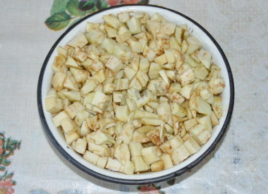 Рецепт - Мясные лодочки из баклажанов с болгарским перцем и сыром - Шаг 3 -  Мякоть баклажанов измельчаем и заливаем холодной водой на те же 30 мин.