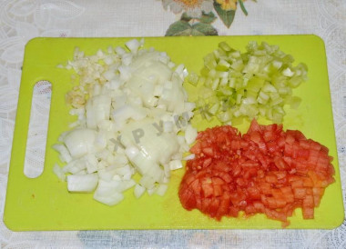 Рецепт - Мясные лодочки из баклажанов с болгарским перцем и сыром - Шаг 4 -  Лук, перец и чеснок и помидоры мелко нарезаем.