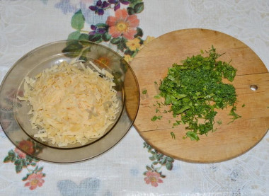 Рецепт - Мясные лодочки из баклажанов с болгарским перцем и сыром - Шаг 5 -  Измельчаем зелень, натираем на крупной тёрке сыр.