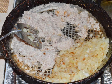 Рецепт - Мясные лодочки из баклажанов с болгарским перцем и сыром - Шаг 6 -  Разогреваем сковороду, на растительном масле обжариваем лук и чеснок, затем добавляем фарш, перемешиваем и жарим всё 5-7 минут, пока фарш не станет рассыпчатым.