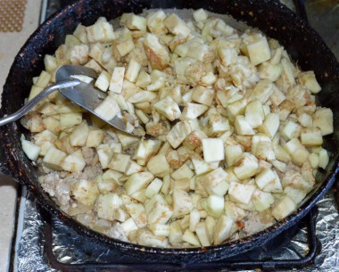 Рецепт - Мясные лодочки из баклажанов с болгарским перцем и сыром - Шаг 7 -  Мякоть баклажанов отжимаем от воды, а затем добавляем на сковороду. Жарим еще 5 минут.