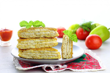 Вафельные коржи с фаршем в кляре на сковороде
