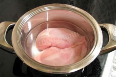 Рецепт - Салат пекинская капуста и курица с чесноком и майонезом - Шаг 1 - Куриные грудки промыть. Воду довести до кипения, положить грудки и варить минут 15. Для салата грудки лучше класть уже в кипящую воду, так она будет сочнее.