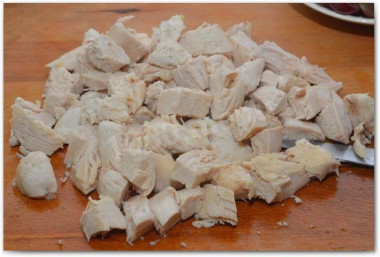 Рецепт - Салат пекинская капуста и курица с чесноком и майонезом - Шаг 2 -  Отварные куриные грудки остудить, нарезать кубиками.