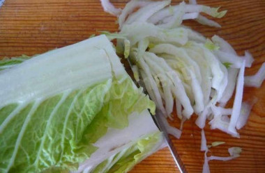 Рецепт - Салат пекинская капуста и курица с чесноком и майонезом - Шаг 3 -  Пекинскую капусту нашинковать.