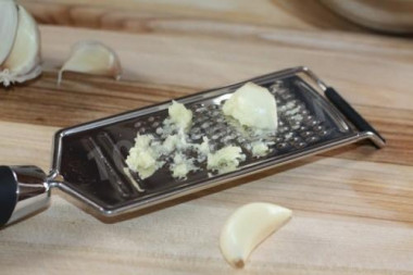 Рецепт - Салат пекинская капуста и курица с чесноком и майонезом - Шаг 4 -  Чеснок натереть на мелкой терке. Все ингредиенты смешать и заправить майонезом.